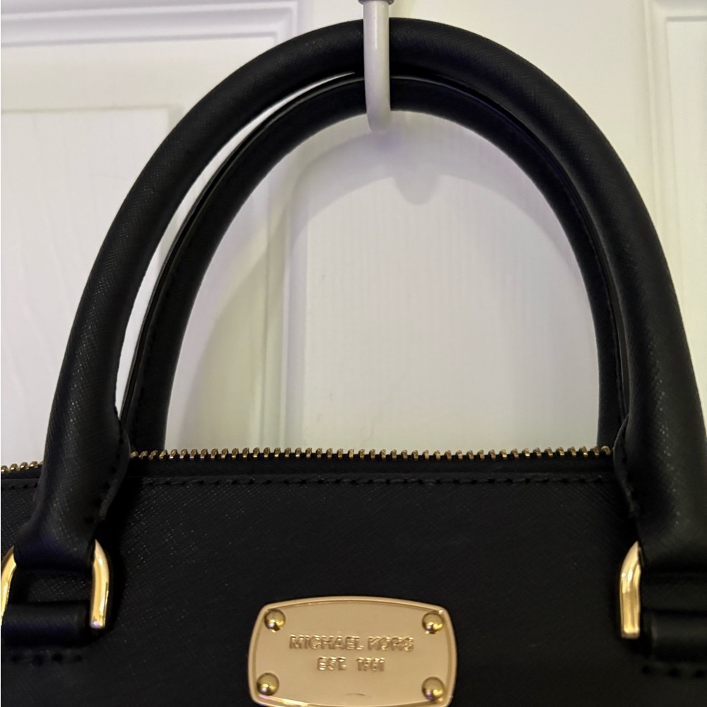 EUC Michael Kors Selma Medium
Satchel in Saffiano Leather Handbag Black - Picture 3 of 14